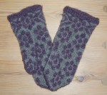 Grå-lila mönsterstickade vantar