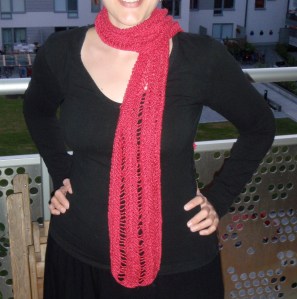 Hallonröd somrig halsduk Hallonröd somrig halsduk