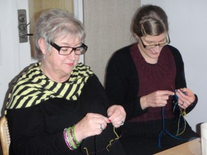 Mor och dotter tvåändsstickar