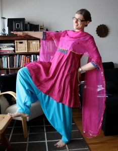 Såhär högt var det elaka trollet som bolly-fén oskadliggjorde! Turkosa Patiala salwar(ish)