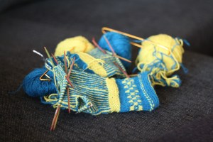 Tvåändsstickade tumvantar i petrol/lime Tvåändsstickade tumvantar i petrol/lime