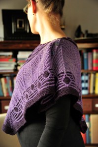 Med lila pärlemoknappar