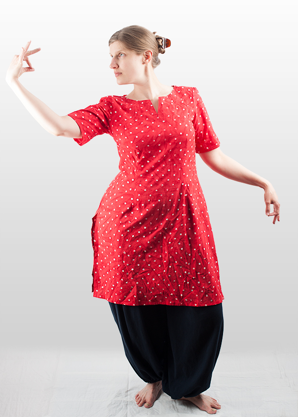 Röd träningstunika i tveksam pose