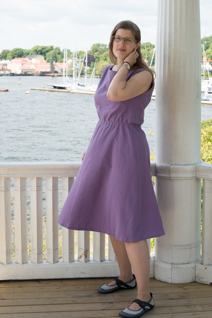 Lila sommarklänning i vinden